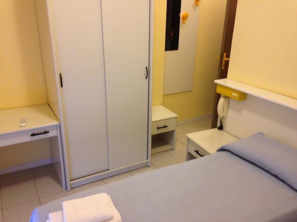 Aron Hotel Rimini Exteriör bild