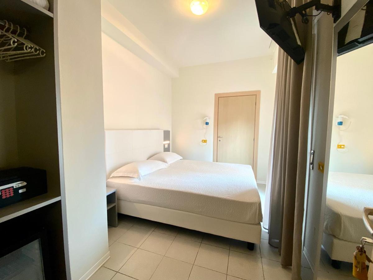 Aron Hotel Rimini Exteriör bild